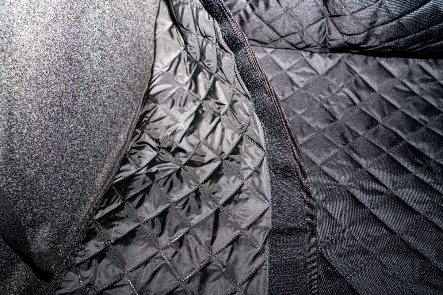 Kofferraumschutz "Akiro" mit Ladekantenschutz - Kratzfest & Wasserabweisend